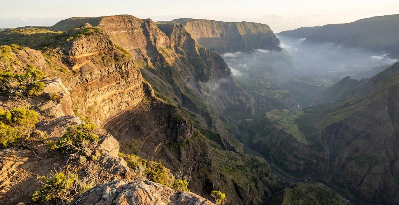 Vue panoramique du cirque de Mafate montrant les strates géologiques et les cicatrices d'effondrements