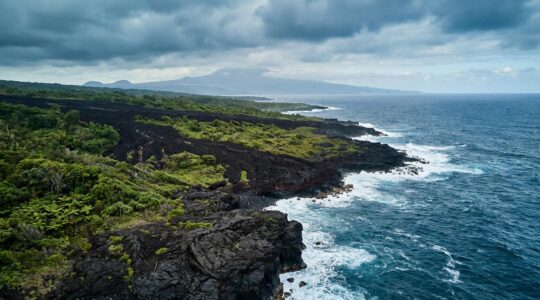 Vue aérienne spectaculaire de la côte Est de La Réunion montrant l'expansion de l'île par les coulées de lave