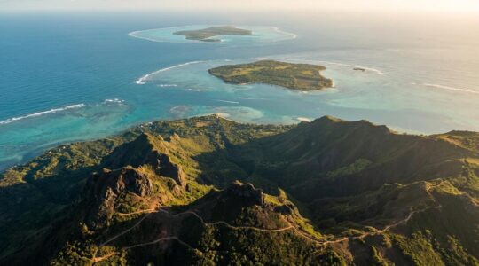 Vue aérienne des trois îles de l'océan Indien avec leurs caractéristiques sportives distinctes