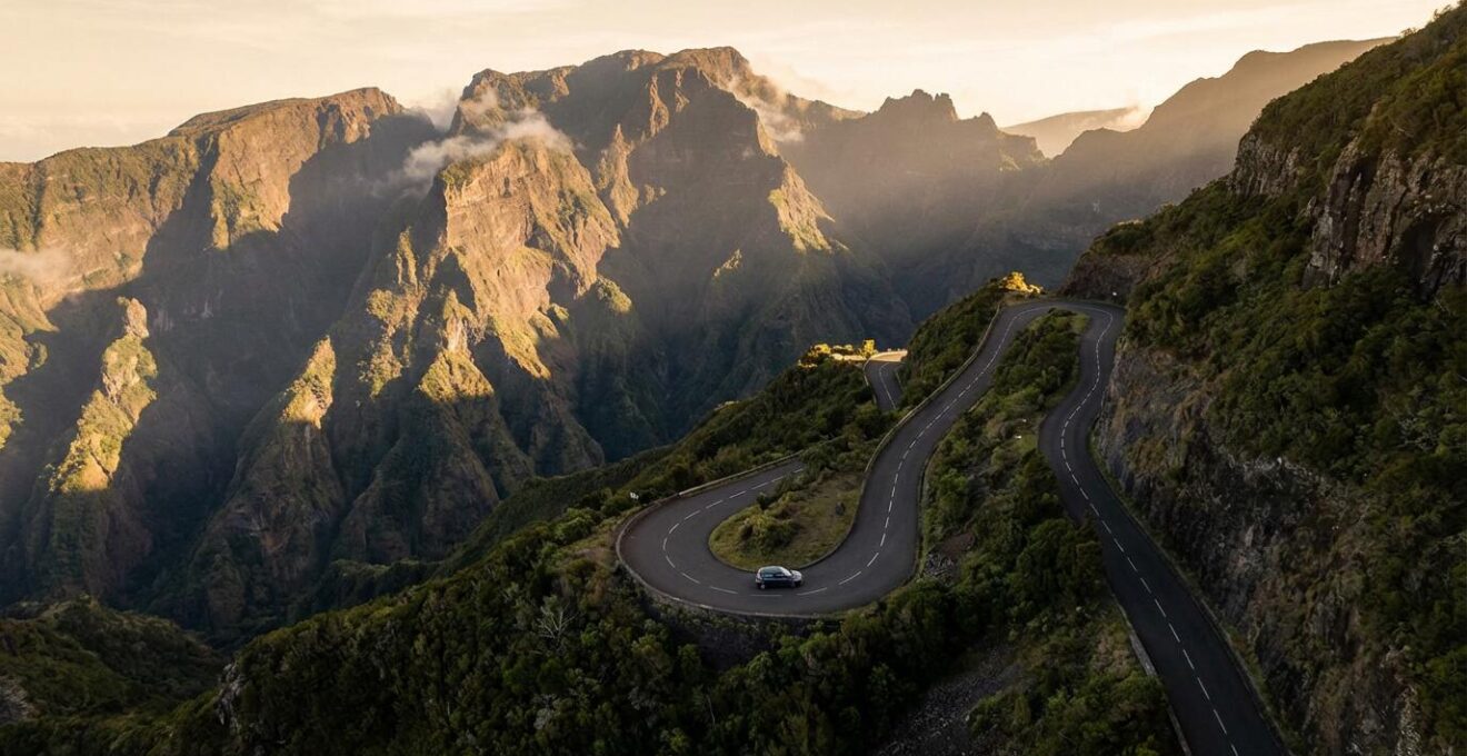 Voiture sur la route sinueuse de montagne vers Cilaos avec virages en épingle